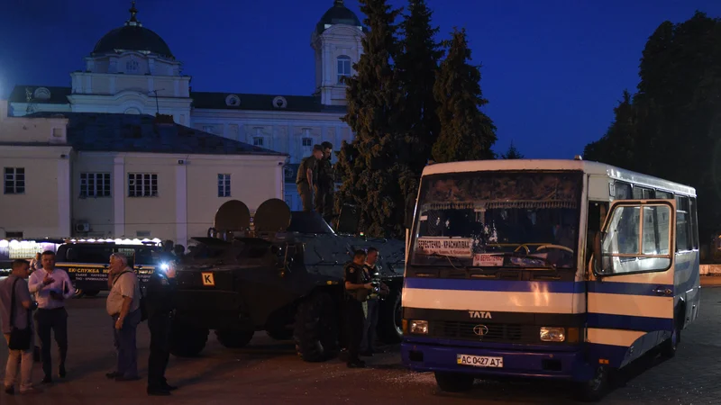 Fotografija: Ugrabitelj je zadrževal 13 talecv. FOTO: Jurij Djačišijn/AFP