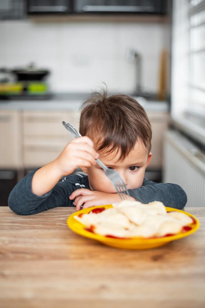 Na našo službo se namreč neredko obrnejo starši, ki bi radi poslali otroka na prehransko obravnavo zaradi čezmerne prehranjenosti. FOTO: Shutterstock