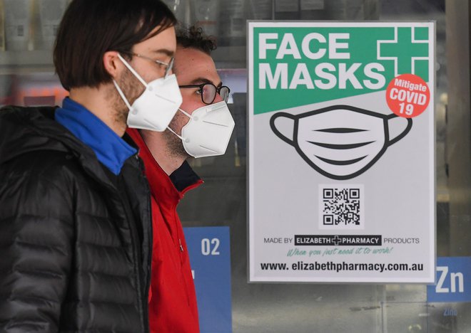 Po novem morajo v Melbournu maske nositi tudi na prostem. FOTO: William West/AFP