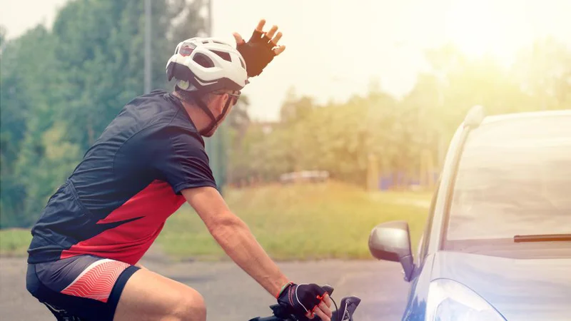 Fotografija: Videti si kolesar, imaš kolo, specialko, vso potrebno opremo in čelado na glavi, nimaš pa kančka pameti pod njo! FOTO: Shutterstock