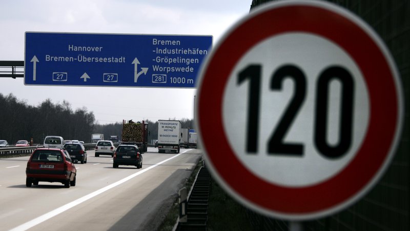 Fotografija: Vprašanje cestnin je občutljivo za ministrstva, ki jih vodijo nemški socialni demokrati iz SPD. Ti so že dolgo časa kritični do cestnin. FOTO: Morris Macmatzen/Reuters