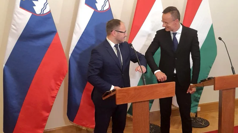 Minister za infrastrukturo Jernej Vrtovec z gostiteljem, madžarskim ministrom za zunanje zadeve in trgovino Pétrom Szijjártóm v Budimpešti. FOTO: Ministrstvo za infrastrukturo RS