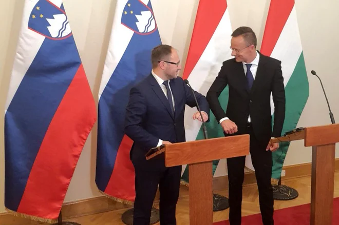 Minister za infrastrukturo Jernej Vrtovec z gostiteljem, madžarskim ministrom za zunanje zadeve in trgovino Pétrom Szijjártóm v Budimpešti. FOTO: Ministrstvo za infrastrukturo RS