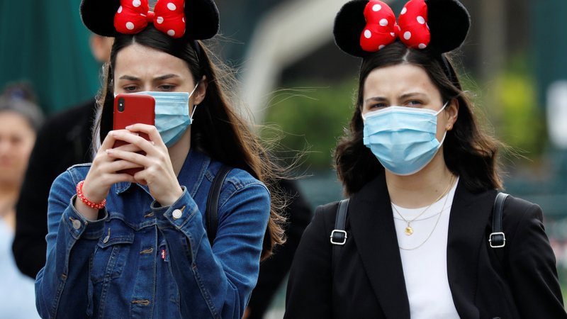 Fotografija: Vseh 65 let, kolikor obstajajo parki Disneyland, nobena kriza še ni tako zelo vplivala na smeh in optimizem. FOTO: Charles Platiau/Reuters