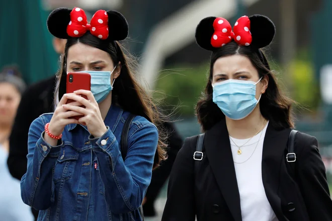 Vseh 65 let, kolikor obstajajo parki Disneyland, nobena kriza še ni tako zelo vplivala na smeh in optimizem. FOTO: Charles Platiau/Reuters