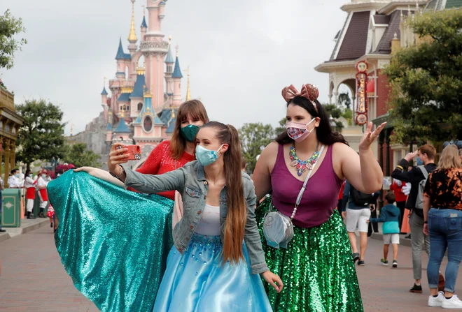 Tudi v barvitem svetu Disneyja človek ne more prezreti koronavirusa. FOTO: Charles Platiau/Reuters