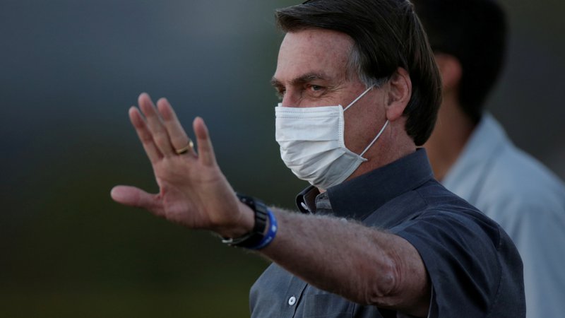 Fotografija: Predsednik Jair Bolsonaro dela iz svoje rezidence, odkar so pri njem prvič potrdili okužbo z novim koronavirusom. Za covidom-19 je zbolelo tudi več brazilskih ministrov. FOTO: Ueslei Marcelino/Reuters