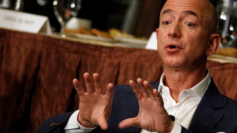 Fotografija: Jeff Bezos bi s svojim premoženjem lahko kupil štiri velike britanske banke. FOTO: Brendan McDermid/Reuters