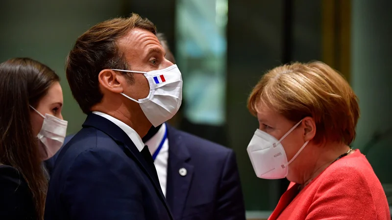 Fotografija: Finska premierka Sanna Marin, francoski predsednik Emmanuel Macron in nemška kanclerka Angela Merkel vsi prihajajo iz držav, ki v evropski proračun vplačajo več sredstev, kot pa jih iz njega dobijo. Foto: John Thys/Afp