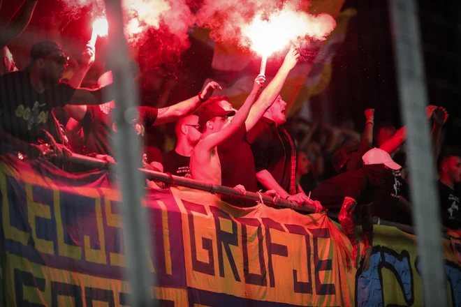 Derbi so zaznamovali tudi navijači obeh klubov: tako so slavili enega od golov Celjski grofje. FOTO: Foto Uroš Hočevar/Delo