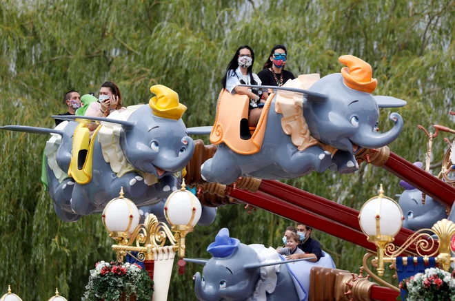 Odprtje parka Disneyland je v nekem trenutku postalo prispodoba za zmago nad pandemijo, saj so tam, kjer poskakujejo junaki najbolj priljubljenih risank, virus – zagotovo – obvladali. FOTO: Charles Platiau/Reuters