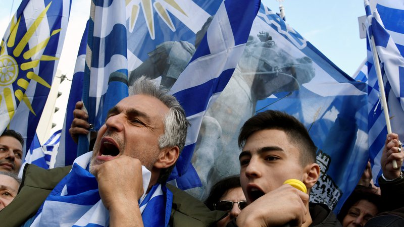 Fotografija: Na protestu proti dogovoru vlad Aleksisa Ciprasa v Atenah in Zorana Zaeva v Skopju se je v nedeljo zbralo več kot 100.000 ljudi. FOTO: Reuters