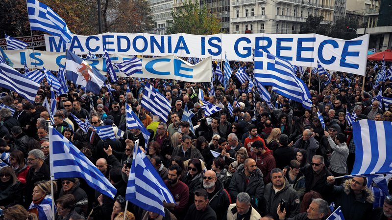 Fotografija: Po predvidevanjih bo Ciprasovi vladi uspelo dobiti večino za ratifikacijo sporazuma s Skopjem, ki mu nasprotuje 70 odstotkov Grkov. FOTO: Reuters