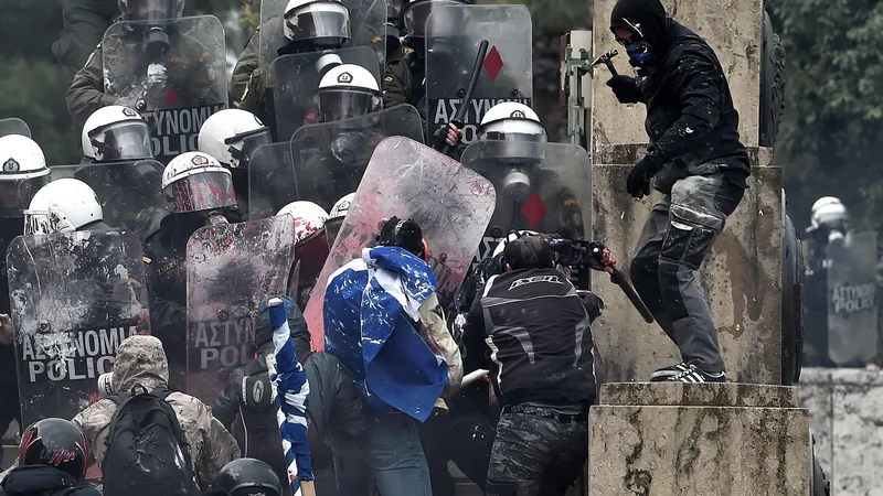 Fotografija: Današnjo razpravo in predvideno glasovanje o sporazumu o razrešitvi spora v grškem parlamentu bi ponovlo lahko spremljali nasilni protetsi. Foto: AFP