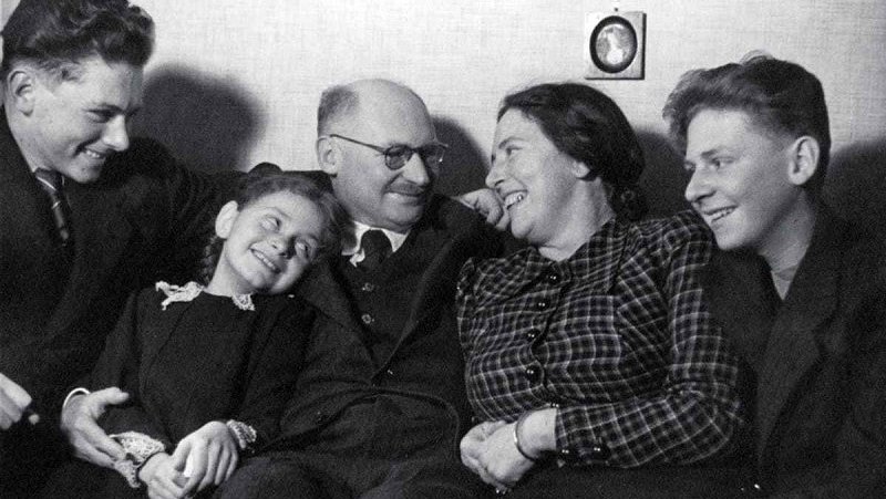 Fotografija: Prva dokrorandka na ljubljanski univerzi dr. Ana Mayer s svojo družino Mayer Kansky. FOTO Wikicommons
