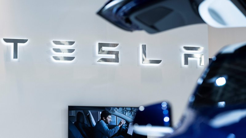 Fotografija: Podjetje Tesla še naprej kljubuje trendom, povečuje prodajo in zdaj tudi ustvarja dobiček.
FOTO: Kenzo Tribouillard/AFP