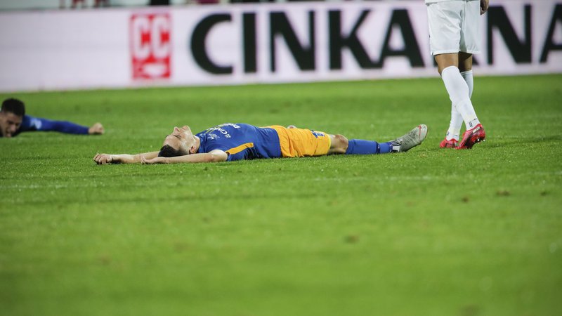 Fotografija: Celjski nogometaši so izmučeni obležali po tleh po zahtevni zgodovinski bitki. FOTO: Uroš Hočevar/Delo