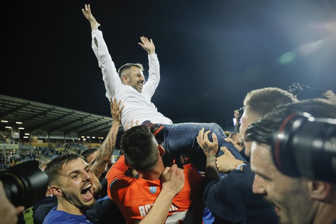 Dušan Kosić se je takoj po tekmi znašel na rokah igralcev Celja. FOTO: Uroš Hočevar/Delo