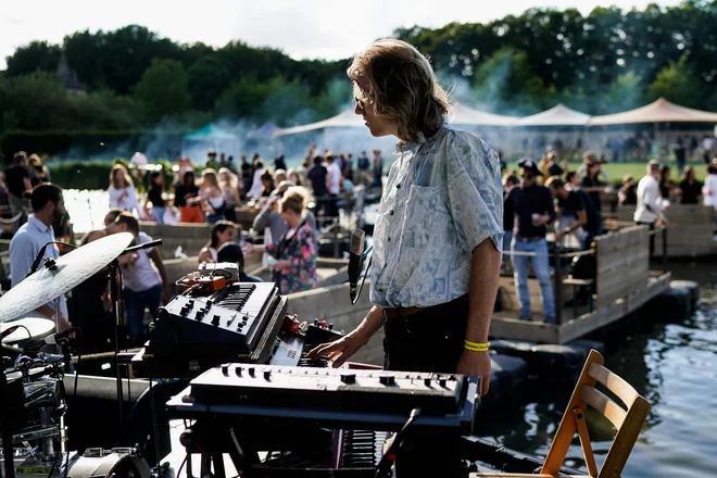 Prizor z letošnjega festivala Paradise v prilagojeni izvedbi v bližini Bruslja. FOTO: Kenzo Tribouillard/AFP