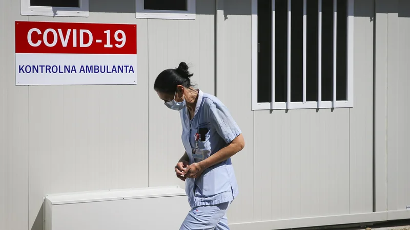 Fotografija: V novi državni načrt delovanja v času epidemije so vključeni vsi državni organi, ustanove, službe, policija, vojska in nevladne organizacije. FOTO: Jože Suhadolnik/Delo