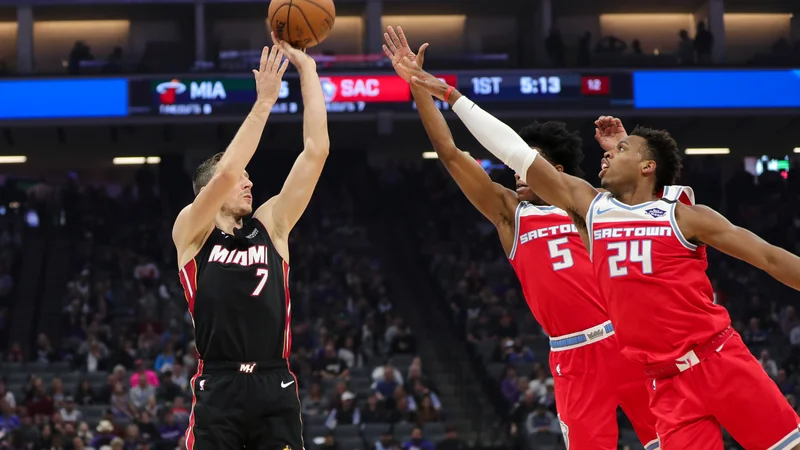 Fotografija: Goran Dragić je bil četrti najboljši strelec Miamija ob zmagi nad Sacramentom za Duncanom Robinsonom Tylerjem Herrom in Kellyjem Olynykom. FOTO: USA Today Sports