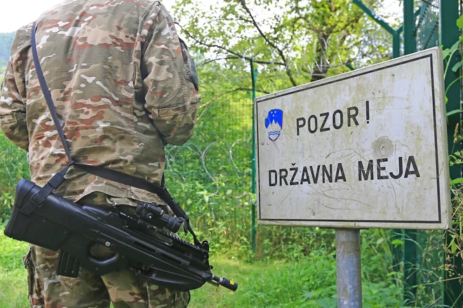Po 37. členu pripadniki vojske nimajo policijskih pooblastil.&nbsp; FOTO: Tomi Lombar/Delo