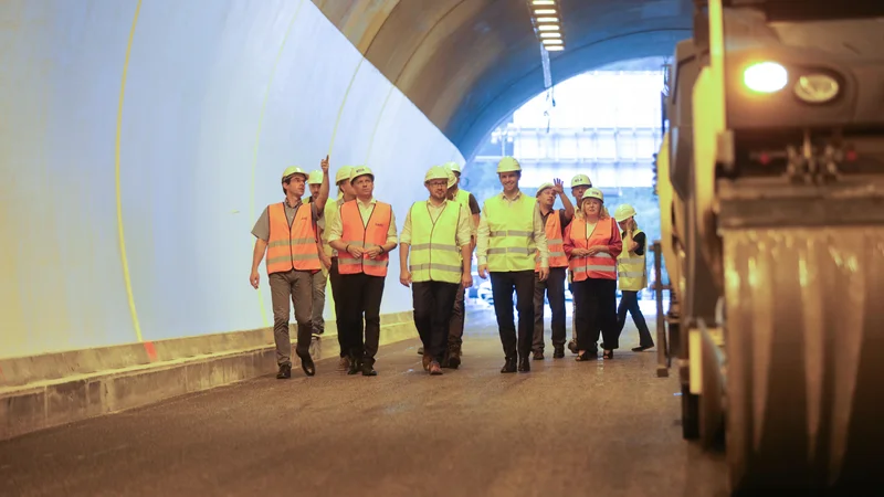 Fotografija: Obnova zahodne cevi predora Golovec poteka po načrtih in bo predvidoma 17. avgusta odprta za promet, je na ogledu gradbišča dejal minister za infrastrukturo Jernej Vrtovec. Foto Voranc Vogel