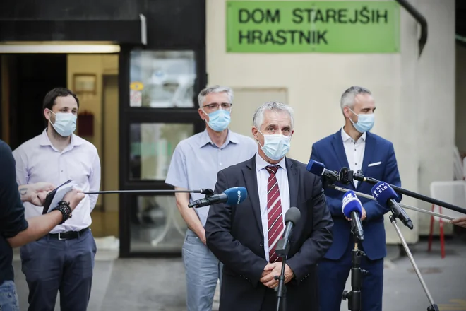 Marko Funkl, župan občine Hrastnik, Drago Kopušar, direktor Doma starejših Hrastnik, Tomaž Gantar, minister za zdravje Republike Slovenije, in Janez Cigler Kralj, minister za delo, družino, socialne zadeve in enake možnosti. FOTO: Uroš Hočevar/Delo