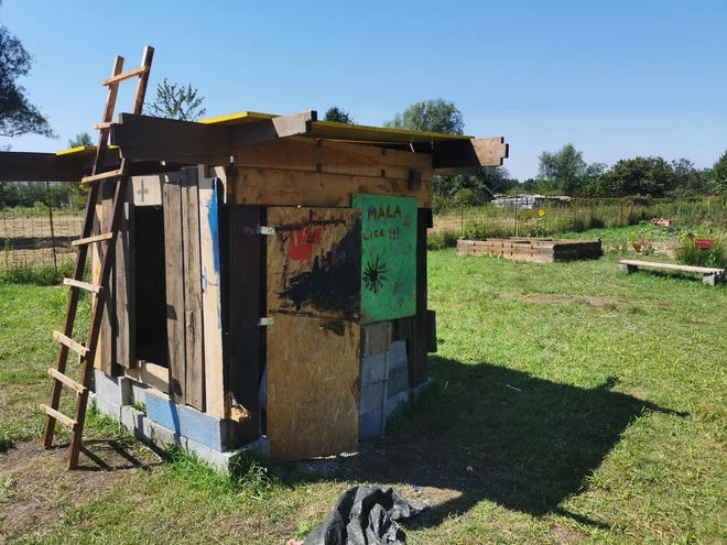 Hiška, ki so jo otroci postavili sami. FOTO: Lucijan Zalokar/Delo