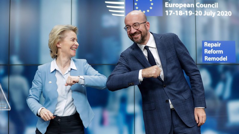 Fotografija: Predsednica komisije Ursula von der Leyen in predsednik evropskega sveta Charles Michel sta bila ob koncu vrha EU optimistična. Znanstvena sfera je razočarana, osupla.
Foto STEPHANIE LECOCQ / POOL / AFP)
