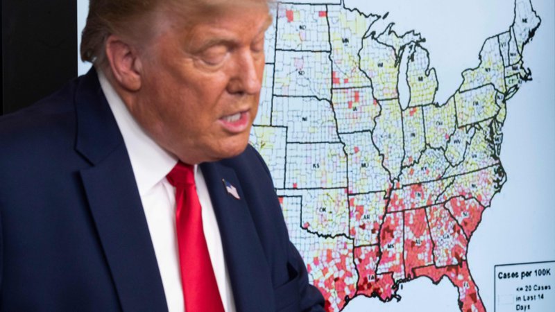 Fotografija: Ameriški predsednik Donald Trump pred zdravstvenim zemljevidom svoje države. FOTO: Jim Watson/AFP