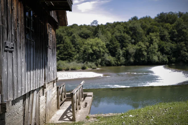 Kamp Damelj na levem bregu reke Kolpe ter kraj, kjer je reko Kolpo prečkala slovenska delegacija na poti v Jajce na zasedanje AVNOJ-a leta 1943. FOTO: Uroš Hočevar 