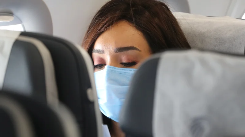 Fotografija: Ukrepi na letalu so sicer odvisni od letalske družbe, vendar je na večini obvezno nošenje maske, tako tudi pri vseh prevoznikih, ki trenutno letijo iz Slovenije. FOTO: Mohamed Abd El Ghany/Reuters