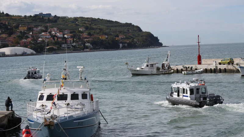Fotografija: Reševanje jadrnice FOTO: PU Koper