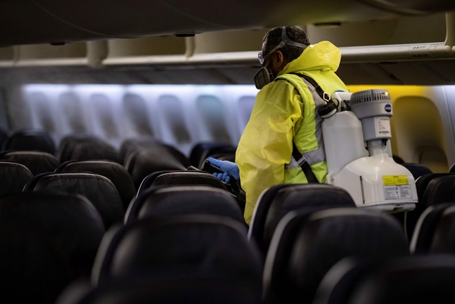 Letalske družbe morajo vse prevleke in odeje odstraniti ter pred ponovno uporabo oprati, pogosto se sicer uporabljajo odeje in blazine za enkratno uporabo. FOTO: Ian Langsdon/AFP