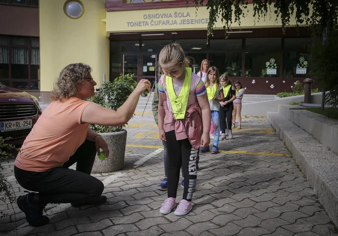 Starši so ta način dela zelo dobro sprejeli, pravi Klinarjeva. Čeprav jih najprej malo skrbi, kakšni bodo sprehodi v naravo, kadar dežuje, sneži ali je mrzlo. FOTO: Jože Suhadolnik/Delo