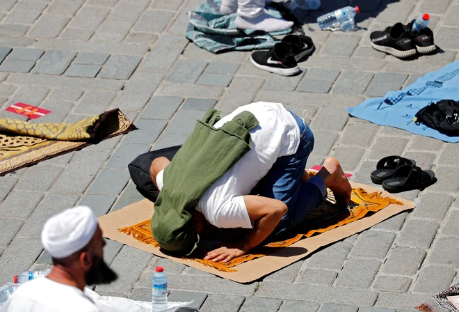 Verniki so dobili navodila, da naj prinesejo svoje molilne preproge, zaščitne maske ter veliko potrpežljivosti in strpnosti. Foto Murad Sezer/Reuters