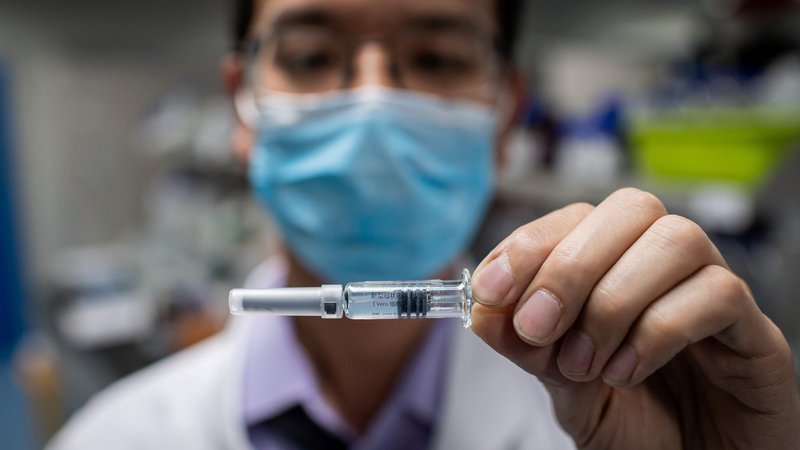 Fotografija: V kitajskem farmacevtskem podjetju Sinovac v Pekingu cepivo, ki ga že preizkušajo na ljudeh, razvijajo po klasičnem principu inaktiviranega virusa. FOTO: Nicolas Asfouri/AFP
