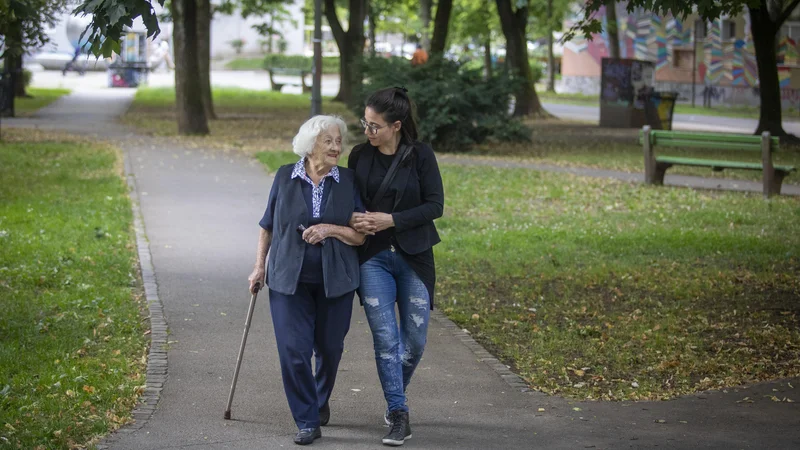 Fotografija: Starost ni nujno le pešanje, odvečnost ali čakanje na konec; še vedno je lahko tudi obdobje razvojnih možnosti.   Foto: Voranc Vogel/Delo