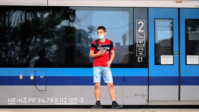 V Zagrebu so v zadnjih 24 urah evidentirali 29 novih okužb. V celotni državi je aktivnih okužb 1032. FOTO: Denis Lovrović/AFP
