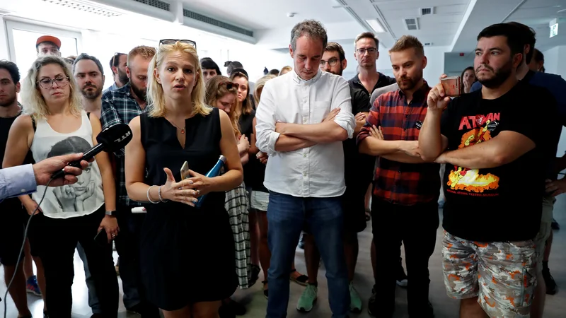 Fotografija: Urednica Veronika Munk z novinarskimi kolegi madžarskega Indexa po odpovedi. FOTO: Bernadett Szabo/Reuters