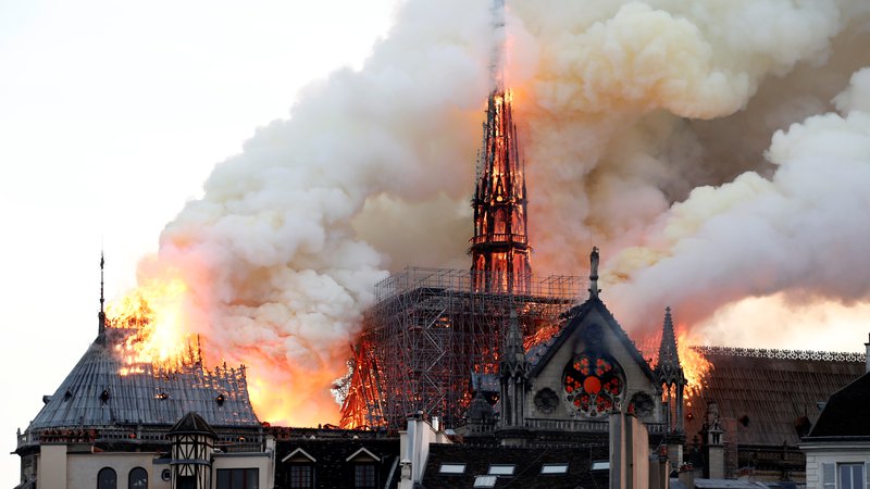 Fotografija: V notredamski katedrali je zagorelo 14. aprila lani nekaj čez sedmo uro zvečer. Foto: Benoit Tessier Reuters Pictures