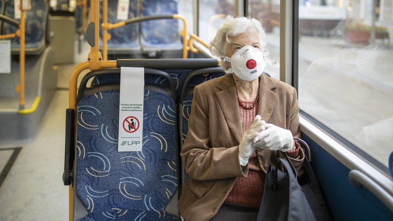 Fotografija: Nošenje mask tako priporočajo na avtobusih, vlakih in letalih ter letališčih in postajah. FOTO: Voranc Vogel/Delo