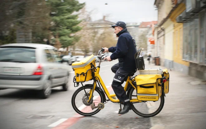 Poštar s kolesom na Njegoševi cesti v Ljubljani. FOTO: Jure Eržen