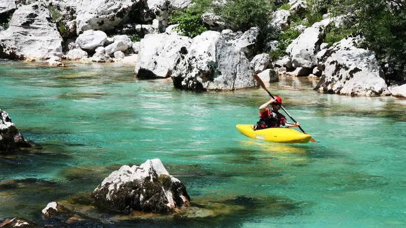 Fotografija: Soča je raj za izkušene kajakaše. FOTO: Blaž Močnik/Delo