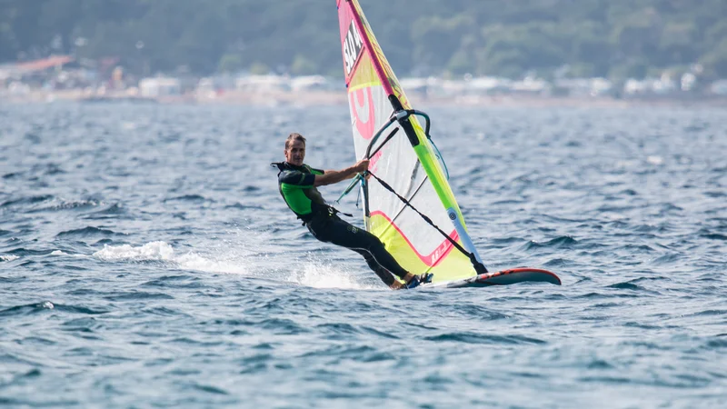 Fotografija: Janez Polajnar je že štiri desetletja vpet v jadranje na deski. FOTO: osebni arhiv
