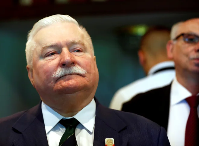 V paketu je bilo tudi nekaj izvodov revije, na katerih je bil naslikan Lech Wałęsa. FOTO: Ints Kalnins/Reuters