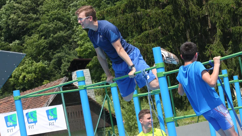 Fotografija: Vsako varno in zdravju prijazno gibanje se začne z ustrezno telesno držo in biomehansko učinkovitim načinom premikanja sklepov. FOTO: Špela Ankele 