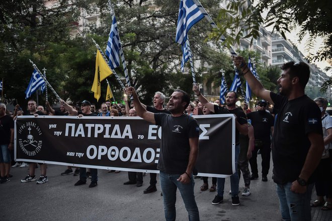 V grški prestolnici Atene kot tudi v Solunu so različne verske in nacionalistične skupine v petek pripravile proteste, ki se jih je udeležilo več deset ljudi. FOTO: Sakis Mitrolidis/AFP