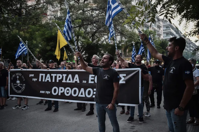 V grški prestolnici Atene kot tudi v Solunu so različne verske in nacionalistične skupine v petek pripravile proteste, ki se jih je udeležilo več deset ljudi. FOTO: Sakis Mitrolidis/AFP